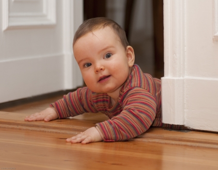 Baby in the doorの写真素材