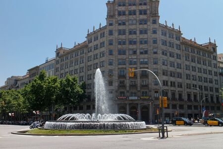 Barcelona, Catalunya- june 12th 2015: street view cross of Passeig de Gracia and Gran viaのeditorial素材