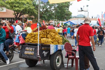 Managua, Nicaragua â July 19, 2016: man selling food on streetのeditorial素材