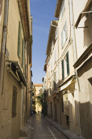 narrow alley - saint-tropez, french rivieraの写真素材