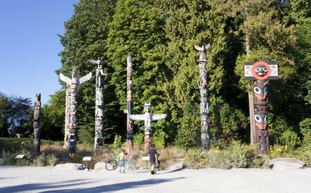 Totem Poles with Boys in Stanley Park - Vancouver, British Columbia, Canadaの写真素材