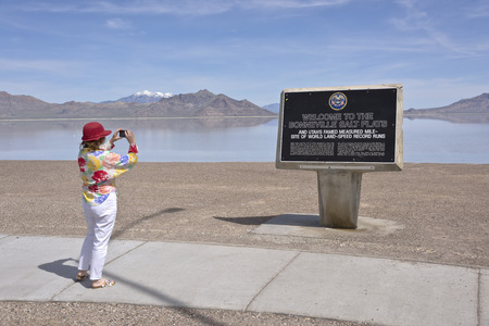 Bonneville Salt flats and mountains state of Utah.のeditorial素材