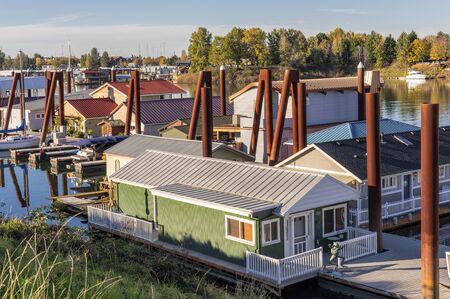 Floating homes and docked boats in Portland Oregon.の写真素材