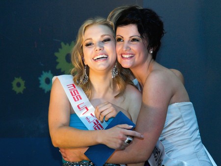 LIMERIK-JULY 2: Alice O'Learly greeting Smantha Long a winner  Miss Unated Nations Pageant Ireland in South Court Hotel, July 2, 2010 in Limerik, Irelandのeditorial素材