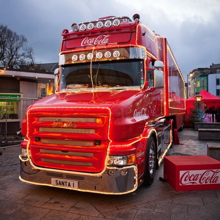 GALWAY - NOVEMBER 27: Coca-Cola iconic Christmas truck at "Holidays are coming" advert at Annual Galway Continental Christmas Market  on November 27, 2011 in Galway, Ireland.のeditorial素材