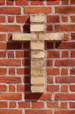                        Cross in a red brickwall        の写真素材