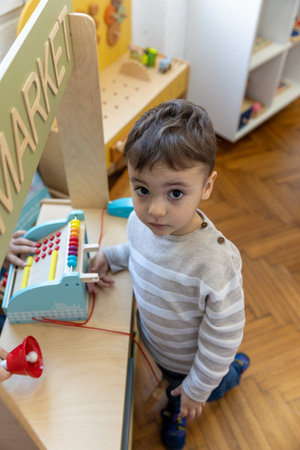 Kid playing in the kindergarten shop gameの写真素材