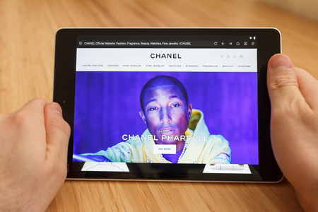 SAN FRANCISCO, US - 1 April 2019: Close up to hands holding tablet using internet and looking through Chanel web site, in San Francisco, California, USA. An illustrative editorial imageのeditorial素材