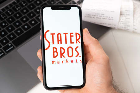 Stater Bros mobile application of grocery chains. A mobile app for paying and ordering products and goods online. Buying groceries online November 2021, San Francisco, USAのeditorial素材