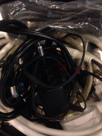 Box full of cablesの素材