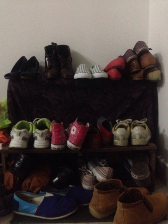 Messy Shoe Rack Full Of Shoesの素材
