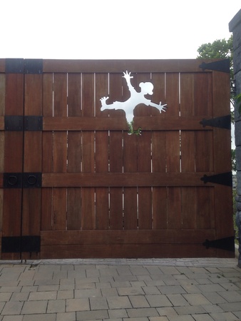 Funny human shaped hole on a gateの素材