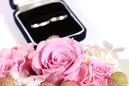Pink roses and wedding ringsの写真素材