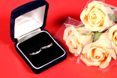 Bouquet of roses and wedding ringsの写真素材