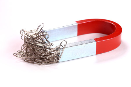 Paper clips that sticks to horseshoe magnetの写真素材