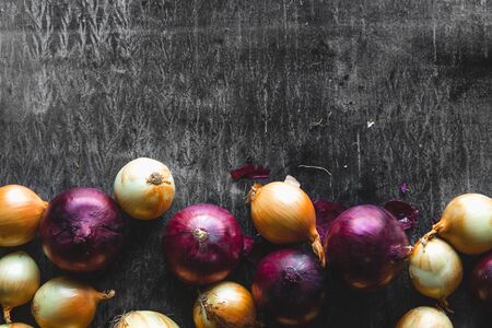 onions on black wood table backgroundの写真素材