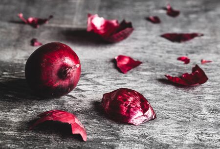 red onions on dark backgroundの写真素材