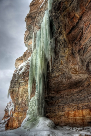 An hdr  high dynamic range  photo of extremely long icicles on a cliff at winter の写真素材