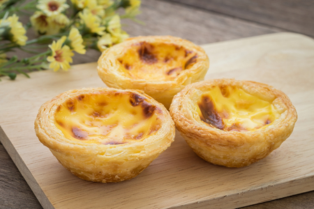 Egg tart on wooden plateの写真素材