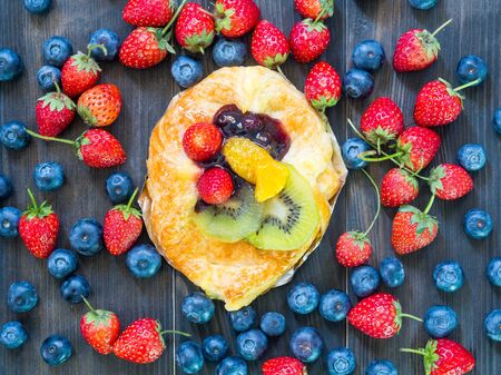 Homemade fresh pie with mixed organic berries fruitsの写真素材