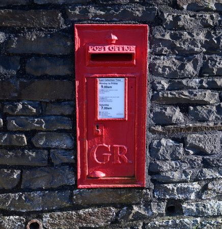 A King George V1 post box still in operation in the UKのeditorial素材