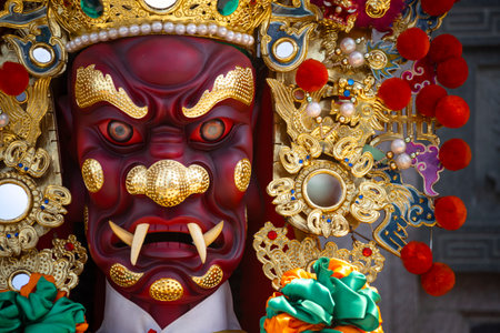 the ornate statue of General Shun Feng Er (Patron of Good Hearing)