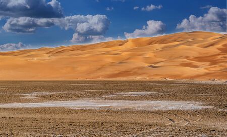 a beautiful view of a valley in liwa desert abu Dhabiの写真素材