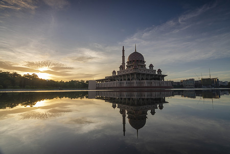 Reflection of Putra mosque during sunriseのeditorial素材