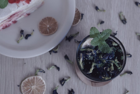 Teh Bunga Telang, Butterfly pea tea with dry lemon with a slice of cake, Selective Focusの写真素材