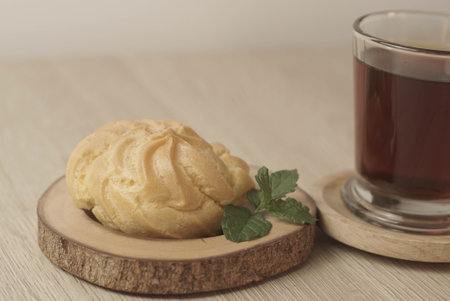 ue Soes or choux Ã  la crÃ¨me on wooden plate. Perfectly puffed and filled with a creamy filling, this classic French dessert is sure to delight. Selective Focus , Closeupの写真素材