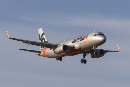 Melbourne, Australia - November 8, 2014: Jetstar Airways Airbus A320-232 VH-VFU on approach to land at Melbourne International Airport.のeditorial素材