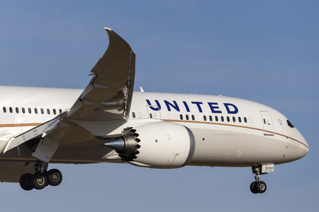 Melbourne, Australia - November 8, 2014: United Airlines Boeing 787-9 Dreamliner N38950 on approach to land at Melbourne International Airport.のeditorial素材
