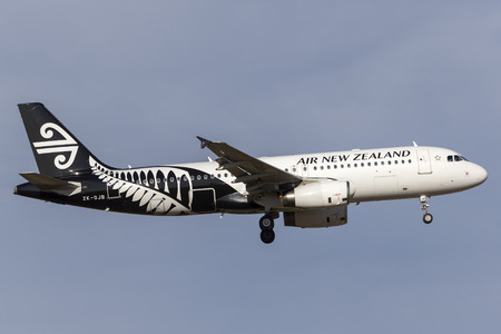 Melbourne, Australia - November 8, 2014: Air New Zealand Airbus A320-232 ZK-OJB on approach to land at Melbourne International Airport.のeditorial素材