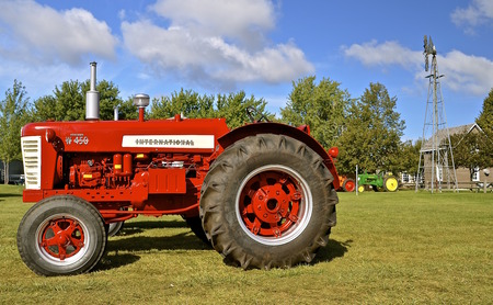 DALTON, MINNESOTA, September 10, 2015: A W-450 International Farmall tractor is displayed at the annual Dalton Threshing reunion held each 2nd weekend of September which thousands attend .のeditorial素材