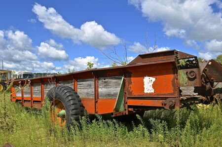 DETROIT LAKES, MINNESOTA, August 5, 2016: The old manure spreaders a product of the Minnesota State Prison system in Stillwater where inmates built farm equipment through the 20th century in a rehabilitation program.のeditorial素材