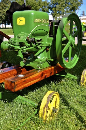 YANKTON, SOUTH DAKOTA, August 19, 2106: A restored antique John Deere portable gas engine is displayed at the annual Riverboat Days celebrated the third weekend of Augustのeditorial素材