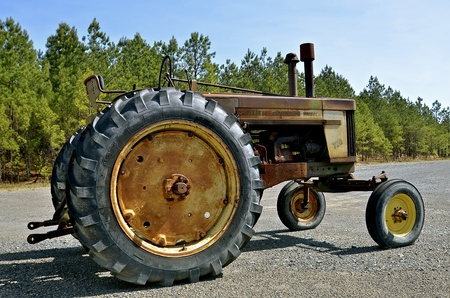 AMITY, ARKANSAS, April 7, 2017: The old rusty parked 720 John Deere tractor is a product of John Deere Co, an American corporation that manufactures agricultural, construction, forestry machinery, diesel engines, and drive trainsのeditorial素材