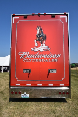 MOORHEAD, MINNESOta, July 20, 2017: Anheuser-Busch sponsored Grower Days honoring farming who grow barley for the malting process which included displaying the semi used for hauling supplies and the Clysdedalesのeditorial素材