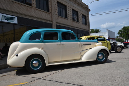 CASSELTON, NORTH DAKOTA, July 27, 2017: The annual Casselton Car Show which occurs the last Thursday of July features classic vehicles such as the restored 1937 Chevyのeditorial素材