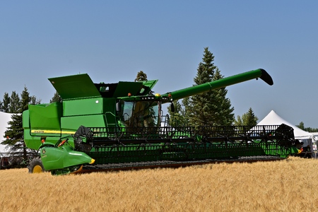 MOORHEAD, MINNESOta, July 22, 2017: Anheuser-Busch sponsored Grower Days honoring farming who grow barley for the malting process which included displaying a John Deere self propelled combine in harvesting the barley.のeditorial素材