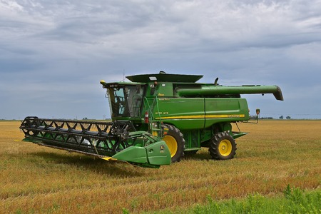 MOORHEAD, MINNESOTA, August 14, 2017: The self propelled 9770 STS combine parked in the stubble of a wheat field is a product of John Deere Co, an American corporation that manufactures agricultural, construction, forestry machinery, diesel engines, and dのeditorial素材