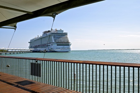 CARIBBEAN OFF OF BELIZE, February 21, 2017: The Norwegian Getaway anchored in the Caribbean Sea belongs to the Norwegian Cruise Line Holdings is a Bermuda-incorporated, US-headquartered company operating cruise ships, and headquartered in unincorporated Mのeditorial素材