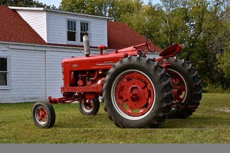 MOORHEAD, MINNESOTA, September 20, 2017: A red restored Farmall  International 400 is a model name and later a brand name for tractors manufactured by the American company International Harvester. Co. (IH)のeditorial素材