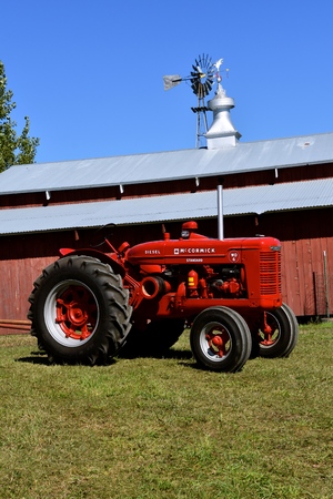 DALTON, MINNESOTA, Sept 8, 2017: An old W6 McCormick Diesel tractor is displayed at the annual September Dalton, MN Farm Threshing Show where 1000s attend each second weekend of September.のeditorial素材