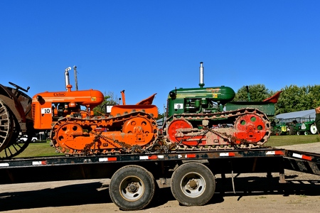 DALTON, MINNESOTA, Sept 8, 2017: A restored Oliver Cletrac HG (tractor on tracks) backing down a flat bed ramp is displayed at the annual September Dalton, MN tractor and farm show where 1000s attend the second full weekend.のeditorial素材