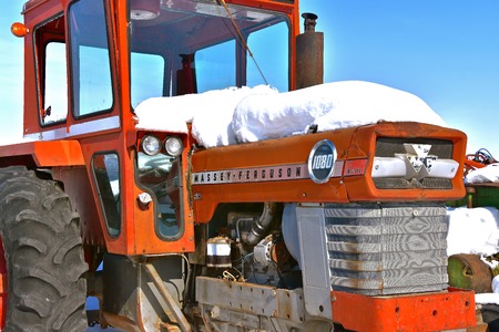 BARNESVILLE, MINNESOTA, March 11, 2019:  The snow covered Massey Ferguson 1080 tractor  tractor name was born when a merger of Massey Harris and the Ferguson Company farm machinery manufacturer occurred in 1953のeditorial素材