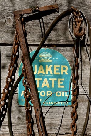 DOWNER, MINNESOTA, October 6, 2019: The old quaker state sign represents Quaker State Motor Oil, an American brand of oil produced by SOPUS Products, a division of Royal Dutch Shell,のeditorial素材