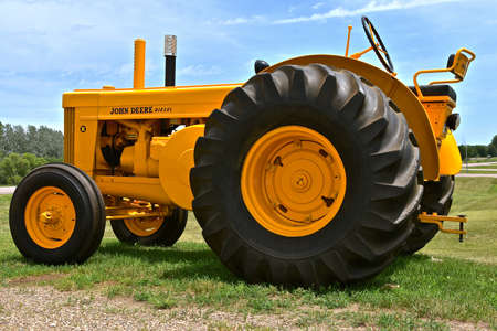 FEDORA, SOUTH DAKOTA, June 25, 2020: 2019: The old Model R John Deere painted gold tractor is a product of John Deere Co, an American corporation that manufactures agricultural and construction equipment, drive trains, and transmissions.のeditorial素材