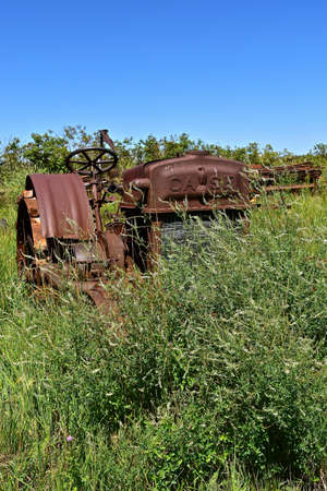 BARNESVILLE, MINNESOTA, July 21, 2020: The old rusty tractor engine is a Huber, produced from 1892-1942 by the Huber Manufacturing Company of Marion, Ohioのeditorial素材