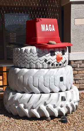 MARICOPA, ARIZONA, March 1, 2021:  The red capon the tire snowman representing Make America Great Again was President Trump`s campaign sloganのeditorial素材